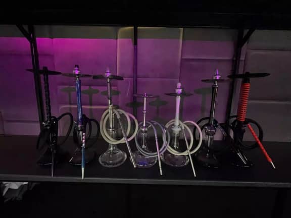 устройства на стеллаже для мероприятия